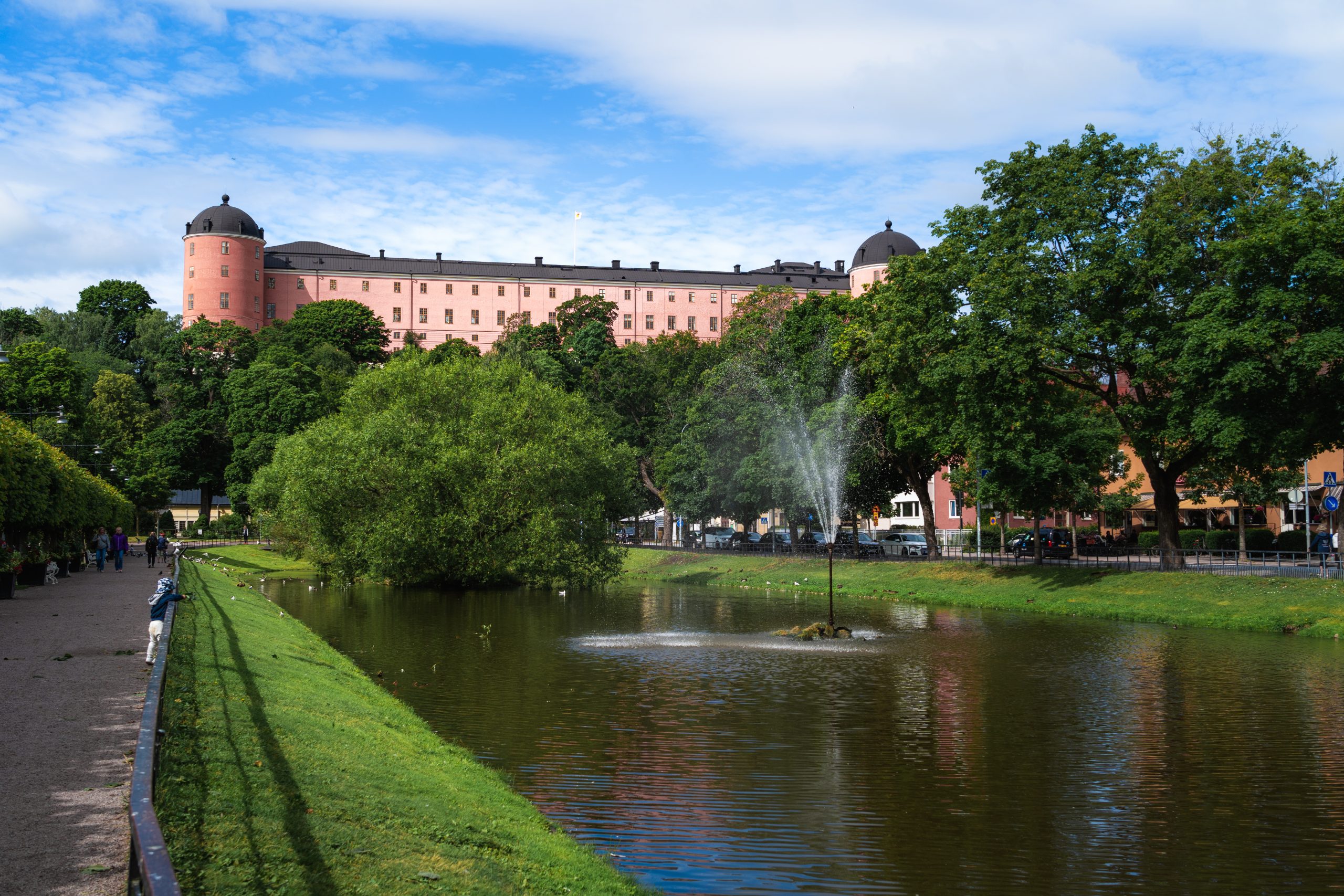 View of pond and Uppsala Castle. Photo.